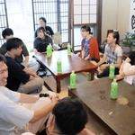 ７月にあった「里山暮らし」のツアーの様子。参加者と地元住民が交流した＝丹波篠山市川原