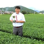 自社の茶園で、農水大臣賞２年連続受賞を喜ぶ「諏訪園」の酒井一行社長＝丹波篠山市味間奥