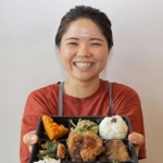 管理栄養士の資格を生かし、副菜たっぷりの弁当を販売する「健幸食堂」の谷南海さん＝あっとかいばら