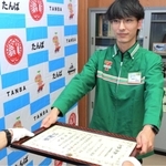 署長感謝状を受け取るセブン－イレブン丹波市辺南店の大西元さん＝丹波市柏原町柏原、丹波署
