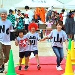 そろいのＴシャツに「Ｗｅ　Ｌｏｖｅ　前山」とデザインした参加者たち＝前山小学校