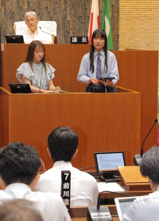 まちをより良くするための政策のアイデアを発表する高校生ら＝丹波市議会議場