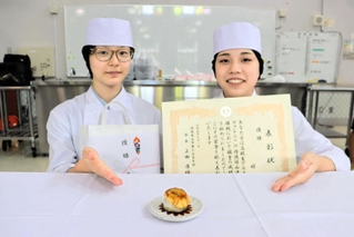 「栗大福キャラメリゼ」を前に笑顔を見せる工藤あかねさん（左）と北風瑞姫さん＝四季の森生涯学習センター