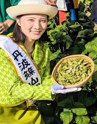 ７日に販売が解禁された「丹波篠山黒枝豆」＝丹波篠山市川原