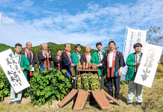 「丹波篠山黒枝豆」の販売解禁を「樽開き」で祝う篠山東雲高校の生徒や市、ＪＡなどの関係者＝丹波篠山市川原