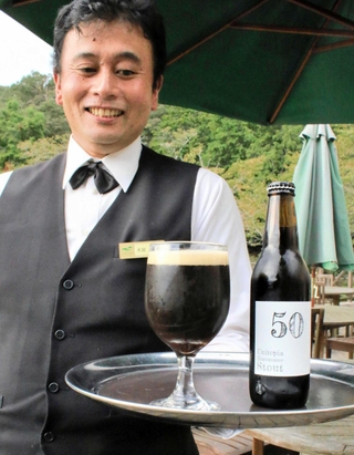 ５０周年記念ラベルの「ユニトピア黒豆スタウト」＝ユニトピアささやま