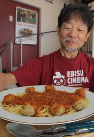 名作アニメ映画を意識したパスタと、考案した近兼拓史さん＝ヱビスシネマ。