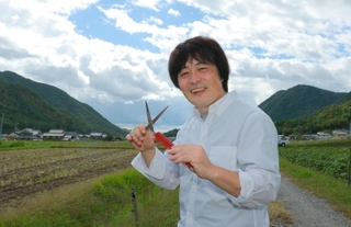 丹波篠山市に移住し、訪問美容を始めた宮下泰彦さん＝丹波篠山市今田町上小野原