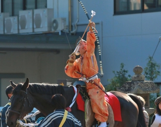 流鏑馬神事で矢を放つ木下晟史君＝丹波市柏原町柏原