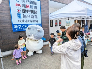 マルと記念撮影をする子どもたち＝神戸新聞春日専売所