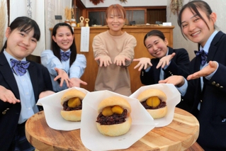 氷上西高の池内悠さん（右から２番目）らが地元のパン店とコラボして開発したマリトッツォ＝丹波市氷上町井中