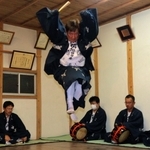 蛙踊りのうち、田んぼのツルを表現した「いず舞」＝丹波篠山市今田町上小野原、住吉神社