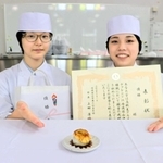 「栗大福キャラメリゼ」を前に笑顔を見せる工藤あかねさん（左）と北風瑞姫さん＝四季の森生涯学習センター