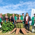 「丹波篠山黒枝豆」の販売解禁を「樽開き」で祝う篠山東雲高校の生徒や市、ＪＡなどの関係者＝丹波篠山市川原