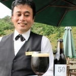 ５０周年記念ラベルの「ユニトピア黒豆スタウト」＝ユニトピアささやま