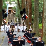 勇壮な「奴振り」を披露する中野奴行列＝内尾神社