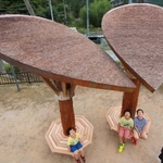 ３年の歳月をかけ、多くの人たちの手で完成した檜皮ぶきのあずまや＝丹波竜の里公園