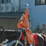 流鏑馬神事で矢を放つ木下晟史君＝丹波市柏原町柏原