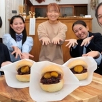 氷上西高の池内悠さん（右から２番目）らが地元のパン店とコラボして開発したマリトッツォ＝丹波市氷上町井中
