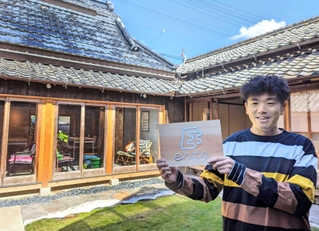 空き家だった古民家を改修し、ゲストハウスを開いた小山達朗さん＝丹波篠山市東岡屋