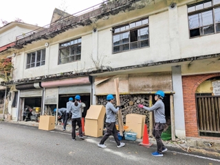略式代執行で撤去される元旅館から動産を運び出す作業員＝丹波篠山市後川新田