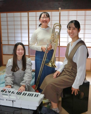 「まちかどプチ演奏会」に出演する（右から）宮崎麗和さん、側桃歌さん、浜田結月さん＝丹波市柏原町柏原