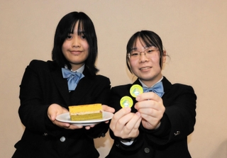 丹波栗や丹波茶などの特産品を使った「東雲カステランブラ」の開発とキャラクターを考案した西村リカさん（左）と谷美咲さん＝篠山東雲高校
