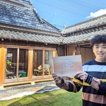 空き家だった古民家を改修し、ゲストハウスを開いた小山達朗さん＝丹波篠山市東岡屋