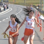 女子・柏原の３区長谷川未優選手（右）からたすきを受け取る４区金子澄音選手＝丹波篠山市内（撮影・風斗雅博）