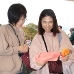 タイムカプセルに入っていた自分宛ての手紙を読む尾ノ井彩華さん（右）＝丹波の森公苑