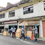 略式代執行で撤去される元旅館から動産を運び出す作業員＝丹波篠山市後川新田