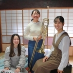 「まちかどプチ演奏会」に出演する（右から）宮崎麗和さん、側桃歌さん、浜田結月さん＝丹波市柏原町柏原