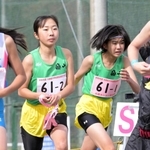 女子・篠山の１区塚本咲紅選手（右）からたすきを受け取る２区原莉音選手＝豊岡市日高町（撮影・斎藤雅志）