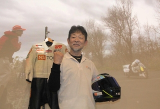 自身が２０１９年に記録した５０ｃｃバイクの最速記録を塗り替えた近兼拓史さん。背景は記録樹立の瞬間の映像＝ヱビスシネマ。