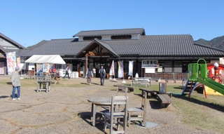 丹波市が再整備の方針を固めた道の駅あおがき＝丹波市青垣町西芦田