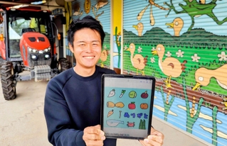 有機農業に取り組みながら、タブレット端末でデジタルアートも描く井関俊輔さん＝丹波篠山市西吹