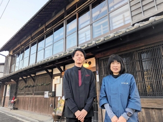 築約１００年の建物を活用した施設「わくわく郷」とスタッフ＝丹波篠山市乾新町