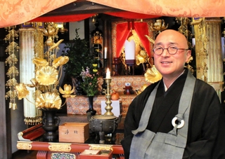 落語と法話を織り交ぜ、病院や敬老会など各地を訪問している安達瑞樹さん＝長楽寺