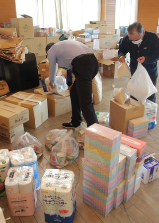 フードドライブで寄付された物品を整理する丹波市社会福祉協議会の職員＝丹波市柏原町柏原