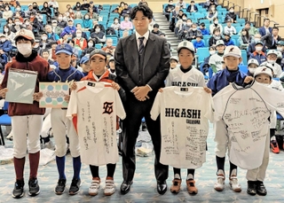 地元の野球少年たちと並ぶ中森俊介投手（中央）＝丹波篠山市民センター