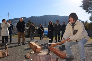まき割りを体験するツアー参加者ら＝丹波篠山市福住