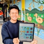 有機農業に取り組みながら、タブレット端末でデジタルアートも描く井関俊輔さん＝丹波篠山市西吹