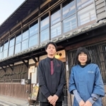 築約１００年の建物を活用した施設「わくわく郷」とスタッフ＝丹波篠山市乾新町