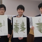 夏に採集したシダ植物の標本を手にする理科部の１年生＝氷上回廊水分れフィールドミュージアム