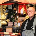 落語と法話を織り交ぜ、病院や敬老会など各地を訪問している安達瑞樹さん＝長楽寺