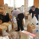 フードドライブで寄付された物品を整理する丹波市社会福祉協議会の職員＝丹波市柏原町柏原