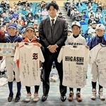 地元の野球少年たちと並ぶ中森俊介投手（中央）＝丹波篠山市民センター