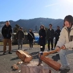 まき割りを体験するツアー参加者ら＝丹波篠山市福住