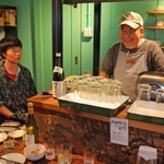 カウンター越しに客と談笑する三澤孝夫さん（右）＝丹波市春日町国領