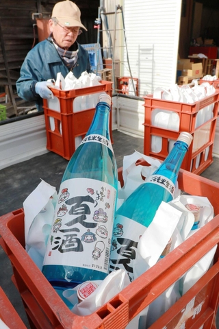 住民らによって出荷される「鴨庄百人一酒」＝丹波市市島町上牧